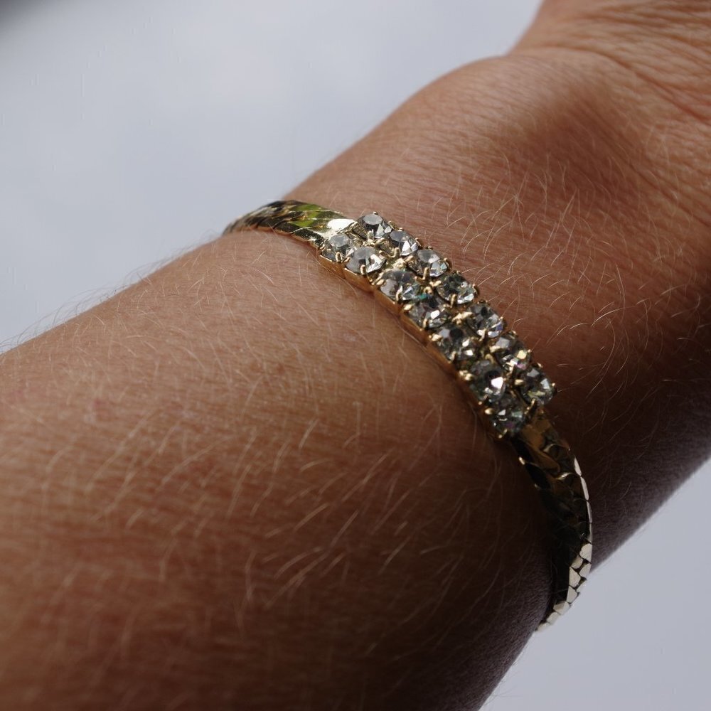 Women`s gold tone and rhinestone bracelet. 7in.